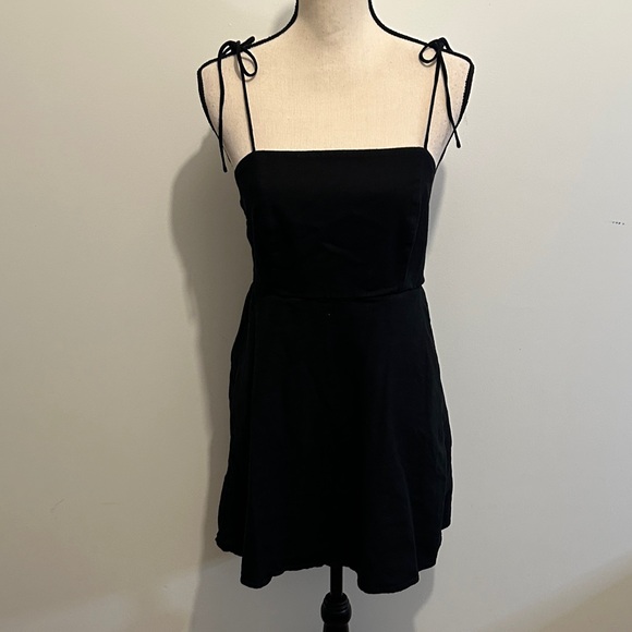 Old Navy Dresses & Skirts - Old Navy Black Linen Tie-Strap Mini Dress Smocked Pockets M Petite